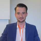 Adam Bajerski, Redaktor - zarządza bazą danych i serwisem <a href="https://www.pola-app.pl/" target="_blank" rel="noopener noreferrer" style={{ color: "#85036b", textDecoration: "none" }}>pola-app.pl</a>. Weryfikuje firmy i produkty oraz odpowiada na wasze zgłoszenia.