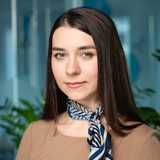 Anna Siłaczuk, Media Manager - utrzymuje kontakt ze społecznością Poli. Przygotowuje i redaguje nasz <a href="https://www.pola-app.pl/" target="_blank" rel="noopener noreferrer" style={{ color: "#85036b", textDecoration: "none" }}>newsletter</a>. Tworzy treści na nasze komunikatory.