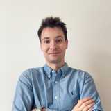 Dominik Krzemiński, Backend developer - nadzoruje środowiskiem produkcyjnym (pola-app) i stagingowym (pola-staging). <a href="https://github.com/KlubJagiellonski/pola-backend" target="_blank" rel="noopener noreferrer" style={{ color: "#85036b", textDecoration: "none" }}>Backend</a> projektu Pola rozwijany jest w Pythonie i JavaScript.